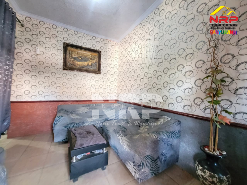 Dijual Rumah Minimalis 1,5 Lantai di Bulusan - Banyuwangi.  Dijual Rumah Minimalis 1,5 Lantai di Bulusan - Banyuwangi.  Dijual Rumah Minimalis 1,5 Lantai di Bulusan - Banyuwangi.&nbsp;
Berada dikawasan perumahan padat penduduk, Tidak jauh dari kota hanya 15 menitan&nbsp;
Dekat NRP BANYUWANGI