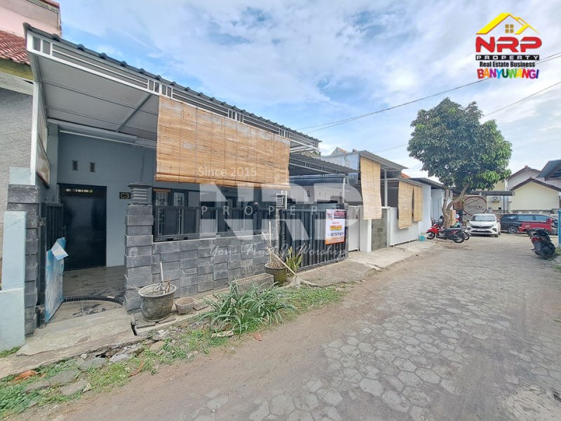 Dijual rumah minimalis 300 Jutaan di Karangrejo Banyuwangi  Dijual rumah minimalis 300 Jutaan di Karangrejo Banyuwangi  Nikmati kenyamanan minimalis di Tengah Kota Banyuwangi.&nbsp;
Hunian ideal untuk keluarga tercinta! Terletak di kawasan bisnis aktif, ramai dan padat NRP BANYUWANGI