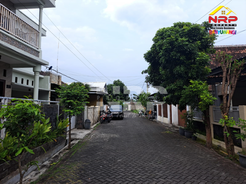 Dijual Rumah Minimalis di Belakang SMAN 1 BANYUWANGI  Dijual Rumah Minimalis di Belakang SMAN 1 BANYUWANGI  Dijual Rumah Minimalis di Belakang SMAN 1 BANYUWANGI&nbsp;
Lokasi Padat Penduduk, Cocok untuk rumah tempat tinggal.&nbsp;
Dekat Fasilitas Pendidikan, NRP BANYUWANGI