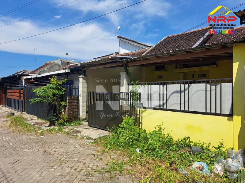 Dijual Rumah Minimalis di Perum. GPI Rogojampi - Banyuwangi Jual rumah 100 jutaan di banyuwangi rogojampi  Dijual Rumah Minimalis di Perum. GPI Rogojampi - Banyuwangi
Hunian Strategis dekat dengan fasilitas perbelanjaan dan pasar rogojampi

Luas Tanah : 84 NRP BANYUWANGI