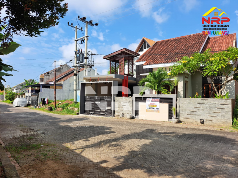 Dijual Rumah Modern Full Furniture di Sebelah Hotel El Royal Banyuwangi  Dijual Rumah Modern Full Furniture di Sebelah Hotel El Royal Banyuwangi  Dijual Rumah Modern Full Furniture di Sebelah Hotel El Royal Banyuwangi&nbsp;
Lokasi Sangat Strategis Dekat dengan Banyuwangi Park dan Fasilitas Pendidikan NRP BANYUWANGI