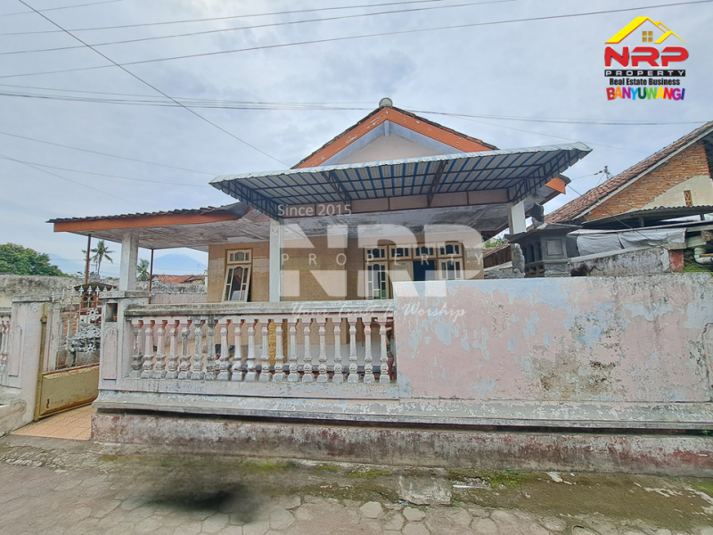 Dijual Rumah Murah di Belakang Kantor BSI Banyuwangi.  Dijual rumah murah banyuwangi kota depan informa  Dijual Rumah Murah di Belakang Kantor BSI Banyuwangi.&nbsp;
Berada di tengah kota Banyuwangi. Dekat pusat bisnis dan pertokoan Banyuwangi&nbsp;
Akses jl. RD NRP BANYUWANGI