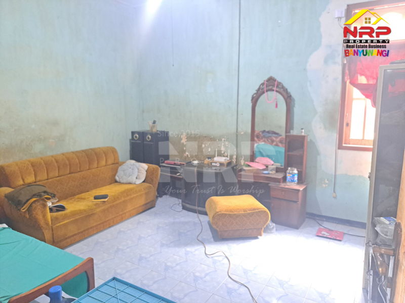 Dijual Rumah Murah di Belakang Kantor BSI Banyuwangi.  Dijual rumah murah banyuwangi kota depan informa  Dijual Rumah Murah di Belakang Kantor BSI Banyuwangi.&nbsp;
Berada di tengah kota Banyuwangi. Dekat pusat bisnis dan pertokoan Banyuwangi&nbsp;
Akses jl. RD NRP BANYUWANGI