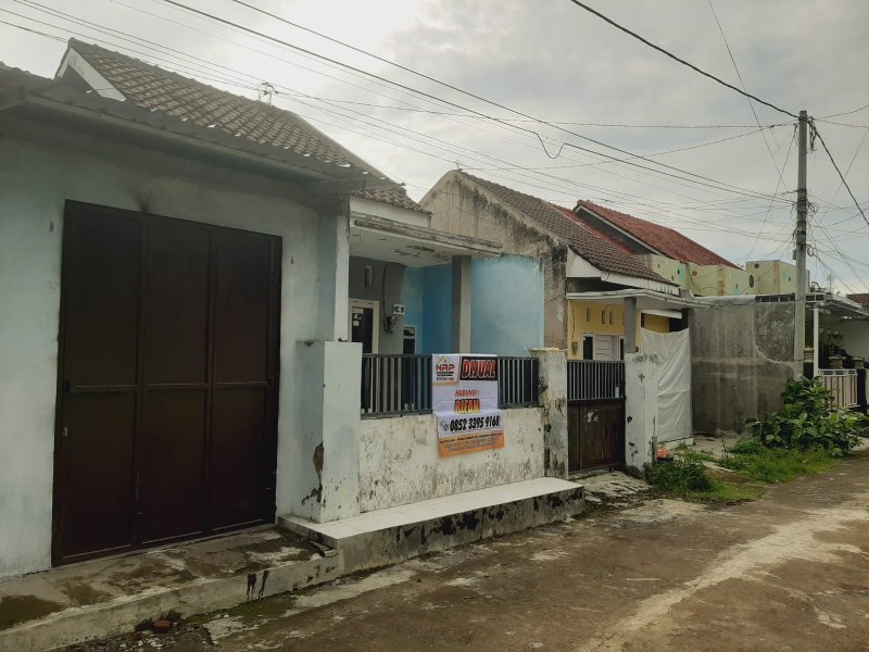 Dijual Rumah Murah Di Perum. Puri Brawijaya Banyuwangi Dijual Rumah Murah Di Perum. Puri Brawijaya Banyuwangi Dijual Rumah Murah Di Perum. Puri Brawijaya Banyuwangi
Hunian Strategis Pusat Kota dengan Lingkungan sejuk, asri dan mudah diakses

Fasilitas : Ruang Tamu, NRP BANYUWANGI