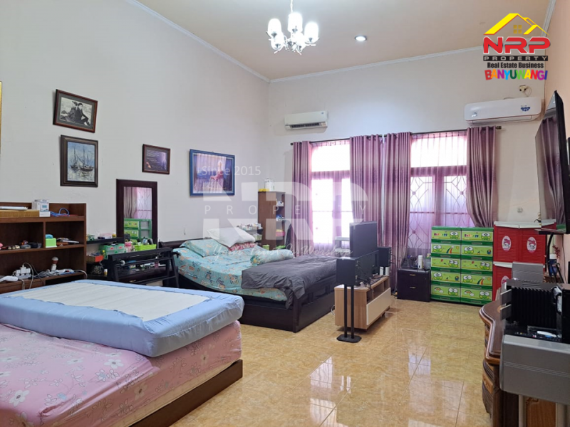 Dijual Rumah Mewah dan Luas di Perum. Taman Indah Sutri-Banyuwangi  Dijual Rumah Murah Mewah dan Luas di Banyuwangi Kota  Dijual Rumah Sangat Luas di Perum. Taman Indah Sutri-Banyuwangi&nbsp;
Berada dipusat kota banyuwangi. Belakang Hotel Santika&nbsp;
Dekat dengan Fasilitas NRP BANYUWANGI