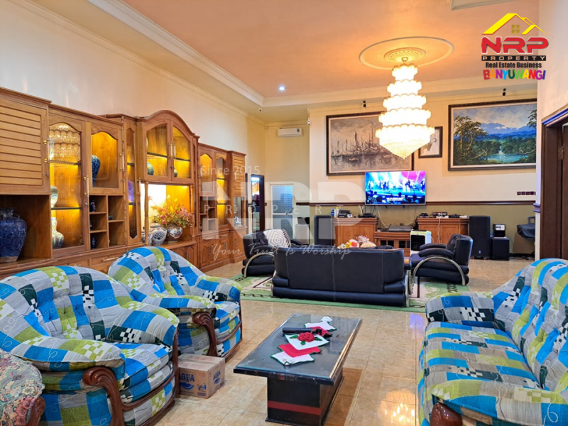 Dijual Rumah Mewah dan Luas di Perum. Taman Indah Sutri-Banyuwangi  Dijual Rumah Murah Mewah dan Luas di Banyuwangi Kota  Dijual Rumah Sangat Luas di Perum. Taman Indah Sutri-Banyuwangi&nbsp;
Berada dipusat kota banyuwangi. Belakang Hotel Santika&nbsp;
Dekat dengan Fasilitas NRP BANYUWANGI