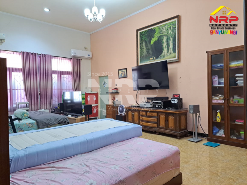 Dijual Rumah Mewah dan Luas di Perum. Taman Indah Sutri-Banyuwangi  Dijual Rumah Murah Mewah dan Luas di Banyuwangi Kota  Dijual Rumah Sangat Luas di Perum. Taman Indah Sutri-Banyuwangi&nbsp;
Berada dipusat kota banyuwangi. Belakang Hotel Santika&nbsp;
Dekat dengan Fasilitas NRP BANYUWANGI