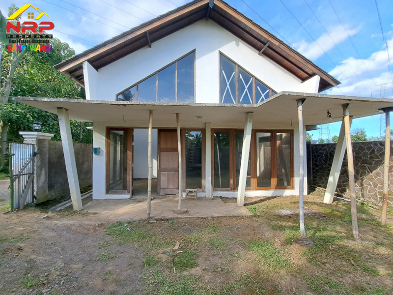 Dijual Rumah Semi Villa 2 Lantai di Bulusan - Banyuwangi  Dijual Rumah Semi Villa 2 Lantai di Bulusan - Banyuwangi  Dijual Rumah Semi Villa 2 Lantai di Bulusan - Banyuwangi&nbsp;
Berada di kawasan pedesaan yang masih sejuk dan asri&nbsp;
Sirkulasi udara sangat bagus serta NRP BANYUWANGI