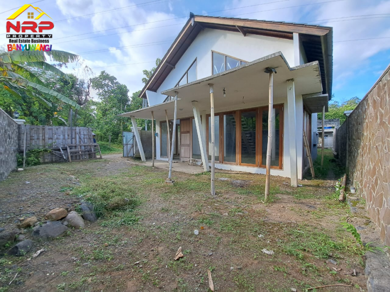Dijual Rumah Semi Villa 2 Lantai di Bulusan - Banyuwangi  Dijual Rumah Semi Villa 2 Lantai di Bulusan - Banyuwangi  Dijual Rumah Semi Villa 2 Lantai di Bulusan - Banyuwangi&nbsp;
Berada di kawasan pedesaan yang masih sejuk dan asri&nbsp;
Sirkulasi udara sangat bagus serta NRP BANYUWANGI