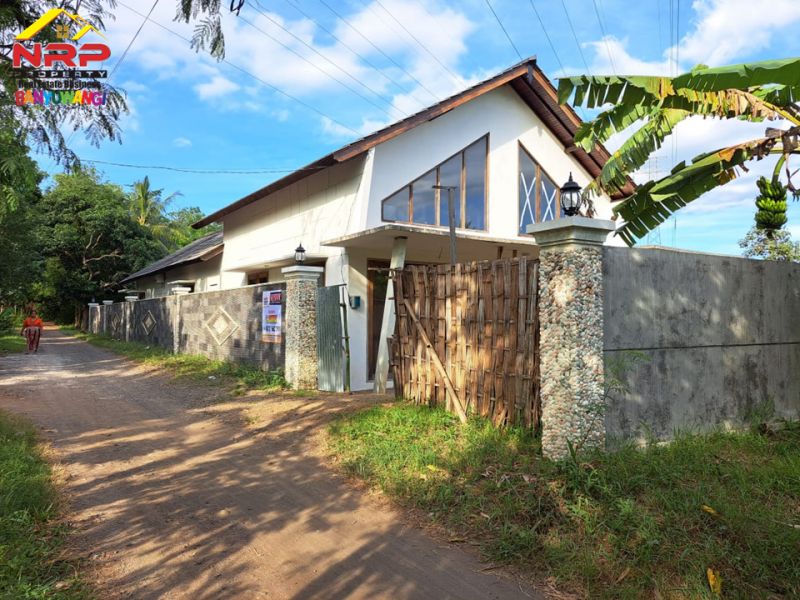 Dijual Rumah Semi Villa 2 Lantai di Bulusan - Banyuwangi  Dijual Rumah Semi Villa 2 Lantai di Bulusan - Banyuwangi  Dijual Rumah Semi Villa 2 Lantai di Bulusan - Banyuwangi&nbsp;
Berada di kawasan pedesaan yang masih sejuk dan asri&nbsp;
Sirkulasi udara sangat bagus serta NRP BANYUWANGI