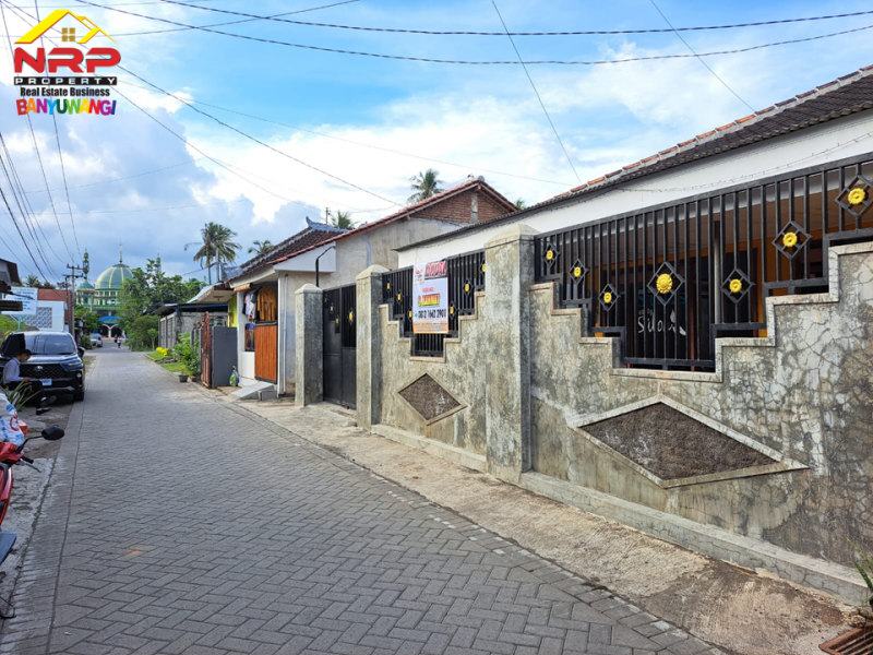 Dijual Rumah Siap Huni 50 Meter dari Jalan Gatot Subroto - Banyuwangi Dijual Rumah Siap Huni 50 Meter dari Jalan Gatot Subroto - Banyuwangi Dijual Rumah Siap Huni 50 Meter dari Jalan Gatot Subroto - Banyuwangi
1 Unit Rumah Baru dan 1 Unit Rumah Exs. Usaha Salon.&nbsp; Dekat dengan Masjid Agung NRP BANYUWANGI