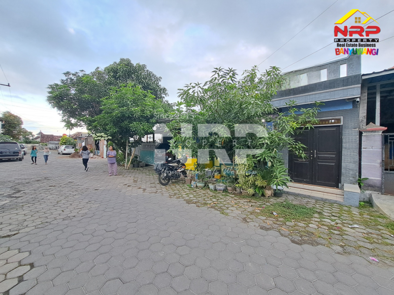 Dijual rumah siap huni di lokasi strategis, lingkungan nyaman, one get sistem.  Dijual rumah siap huni di lokasi strategis, lingkungan nyaman, one get sistem.  Dijual rumah siap huni di lokasi strategis, lingkungan nyaman, one get sistem.&nbsp;
Hunian strategis, berada di dekat pintu masuk perumahan, tidak dekat NRP BANYUWANGI