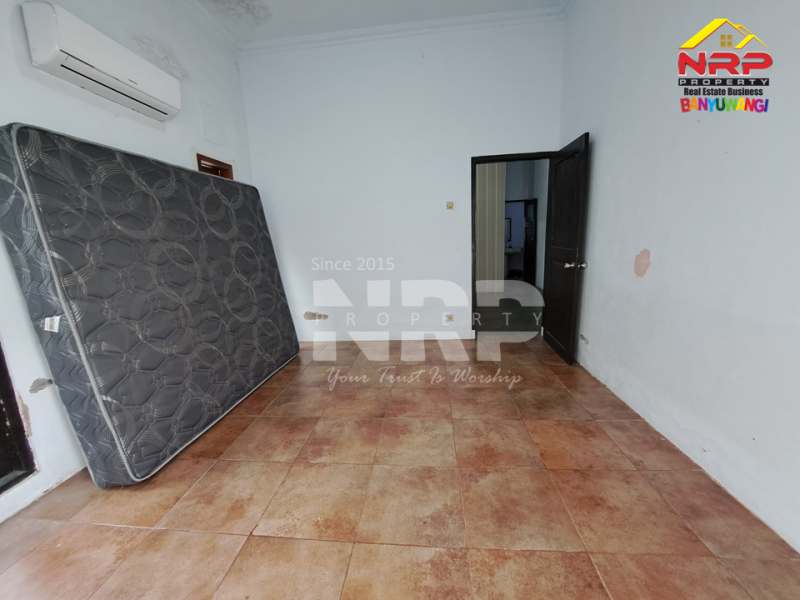 Dijual Rumah Siap Huni Di Sebelah Hotel Aston Banyuwangi  Dijual Rumah Siap Huni Di Sebelah Hotel Aston Banyuwangi  Dijual Rumah Siap Huni Di Sebelah Hotel Aston Banyuwangi&nbsp;
Hunian Strategis Pusat Kota dengan Lingkungan sejuk, asri dan mudah diakses

LT/LB : 298/90 NRP BANYUWANGI