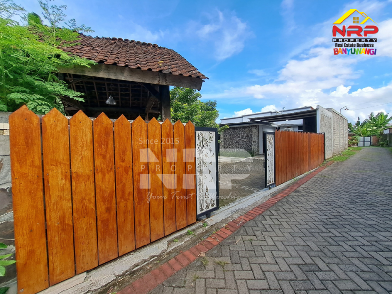 Dijual Rumah Siap Huni Di Sebelah Hotel Aston Banyuwangi  Dijual Rumah Siap Huni Di Sebelah Hotel Aston Banyuwangi  Dijual Rumah Siap Huni Di Sebelah Hotel Aston Banyuwangi&nbsp;
Hunian Strategis Pusat Kota dengan Lingkungan sejuk, asri dan mudah diakses

LT/LB : 298/90 NRP BANYUWANGI