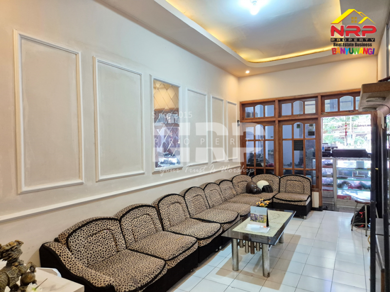 Dijual Rumah Strategis di Tamanbaru Banyuwangi.  Dijual Rumah Strategis di Tamanbaru Banyuwangi.  Dijual Rumah Strategis di Tamanbaru Banyuwangi.&nbsp;
Lokasi di Jantung Kota, Belakang SMPN 1 Banyuwangi&nbsp;
Dekat dengan Fasilitas Pendidikan, NRP BANYUWANGI