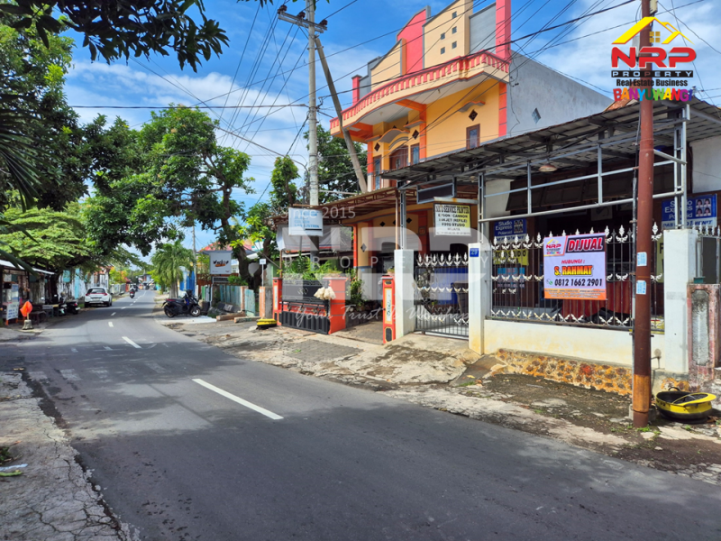 Dijual Rumah Strategis di Tamanbaru Banyuwangi.  Dijual Rumah Strategis di Tamanbaru Banyuwangi.  Dijual Rumah Strategis di Tamanbaru Banyuwangi.&nbsp;
Lokasi di Jantung Kota, Belakang SMPN 1 Banyuwangi&nbsp;
Dekat dengan Fasilitas Pendidikan, NRP BANYUWANGI