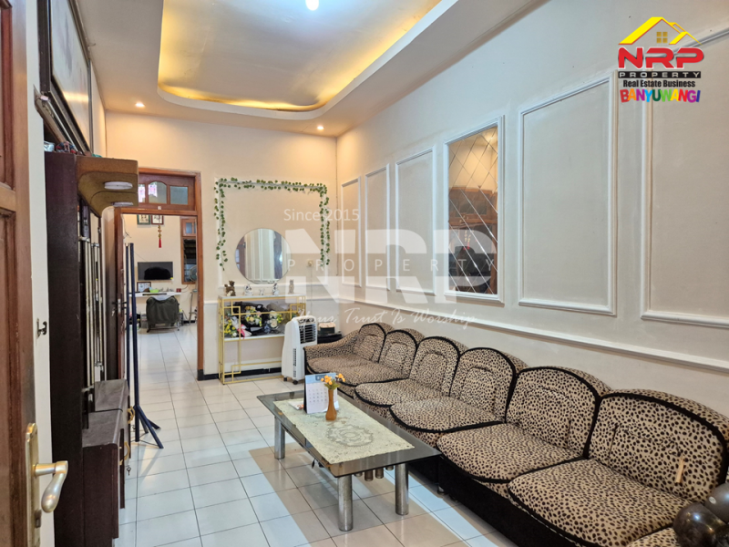 Dijual Rumah Strategis di Tamanbaru Banyuwangi.  Dijual Rumah Strategis di Tamanbaru Banyuwangi.  Dijual Rumah Strategis di Tamanbaru Banyuwangi.&nbsp;
Lokasi di Jantung Kota, Belakang SMPN 1 Banyuwangi&nbsp;
Dekat dengan Fasilitas Pendidikan, NRP BANYUWANGI