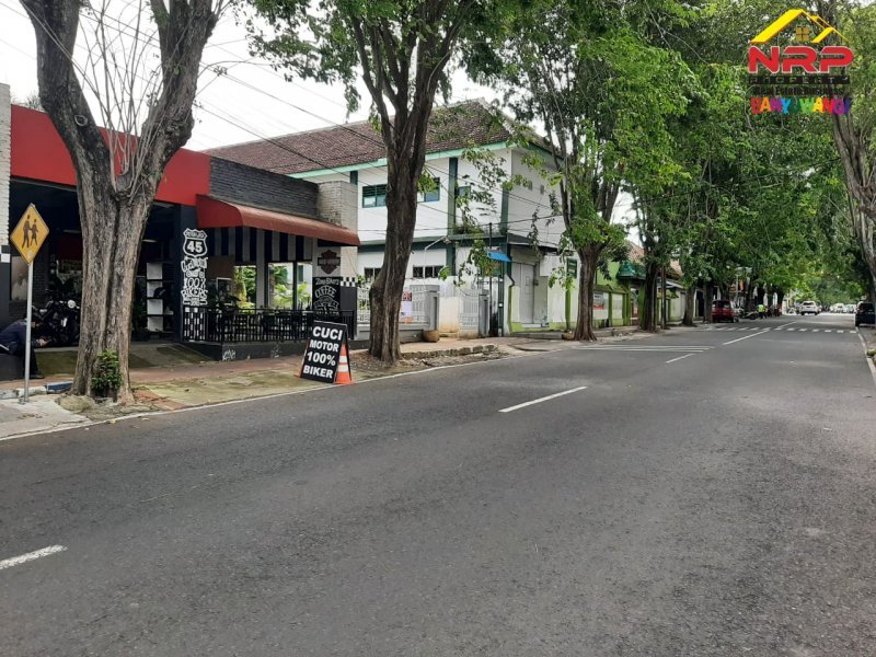 Dijual Rumah Strategis Beserta Ruang Usaha di Jl. Kapten Ilyas - Bwi Dijual Rumah Strategis Beserta Ruang Usaha di Jl. Kapten Ilyas - Bwi Dijual Rumah Stretegis Beserta Ruang Usaha di Jl. Kapten Ilyas - Bwi
Sangat cocok untuk Hunian maupun Ruang Usaha
Terletak di Kawasan bisnis aktif, dekat NRP BANYUWANGI