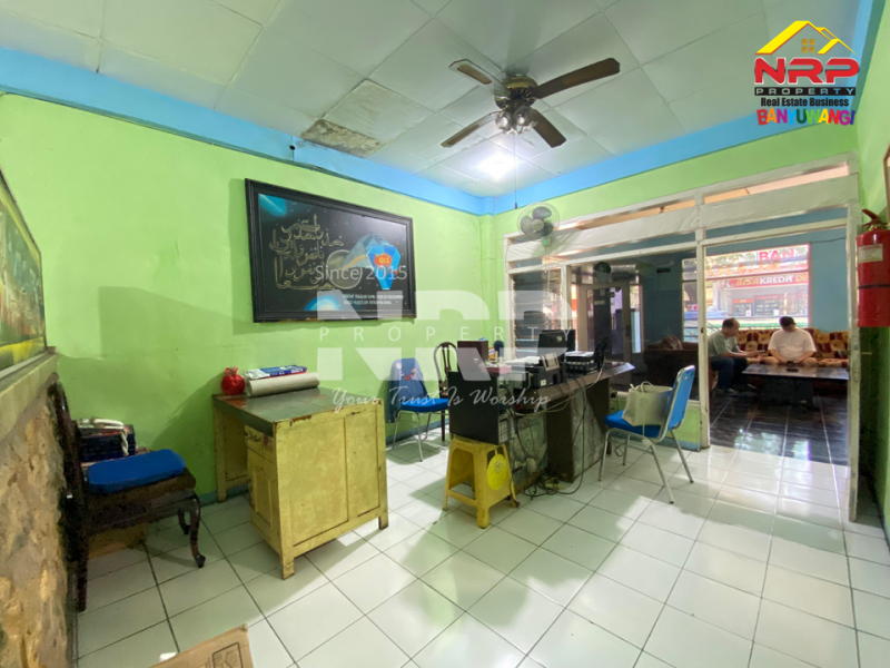 Dijual Rumah Usaha yang Prospeknya bagus di Banyuwangi Kota  Dijual Rumah Usaha yang Prospeknya bagus di Banyuwangi Kota  Dijual Rumah Usaha yang Prospeknya bagus di Banyuwangi Kota&nbsp;
Terletak di kawasan sentra bisnis, pertokoan dan perkantoran.&nbsp;
Cocok untuk Toko, NRP BANYUWANGI