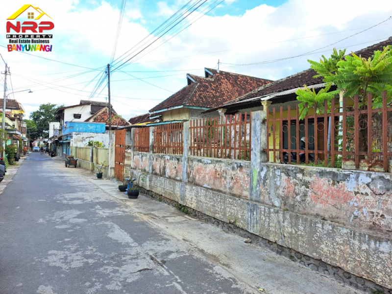 Dijual Tanah Bonus Bangunan di Jalan Serayu - Banyuwangi  Dijual Tanah Bonus Bangunan Strategis di Pusat kota Banyuwangi  Dijual Tanah Bonus Bangunan di Pusat Kota Banyuwangi&nbsp;
Cocok untuk hunian, homestay tengah kota, rumah kos dll.&nbsp;
Lingkungan nyaman, akses roda NRP BANYUWANGI