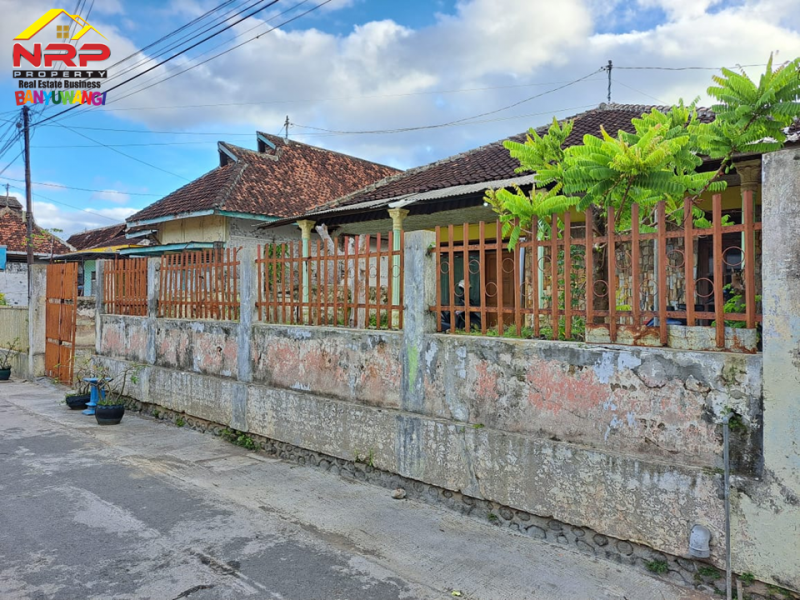 Dijual Tanah Bonus Bangunan di Jalan Serayu - Banyuwangi  Dijual Tanah Bonus Bangunan Strategis di Pusat kota Banyuwangi  Dijual Tanah Bonus Bangunan di Pusat Kota Banyuwangi&nbsp;
Cocok untuk hunian, homestay tengah kota, rumah kos dll.&nbsp;
Lingkungan nyaman, akses roda NRP BANYUWANGI