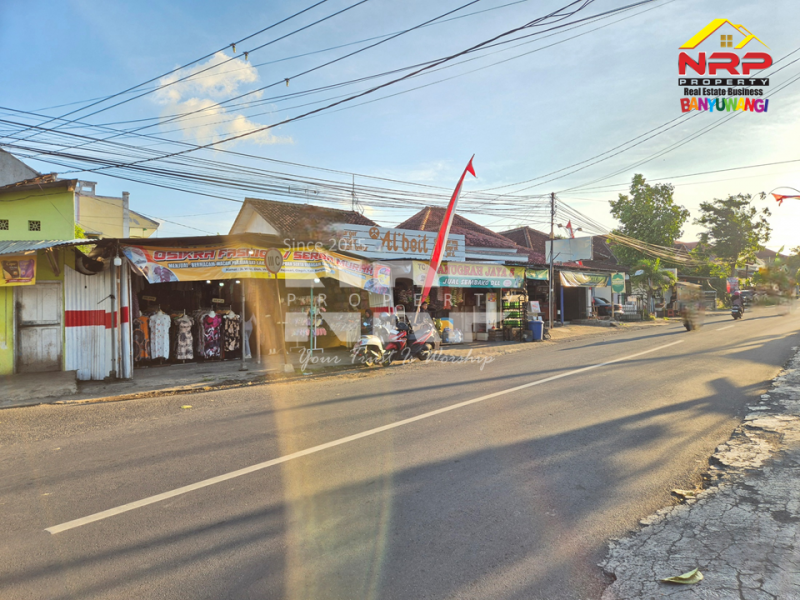 Dijual Tanah Bonus Bangunan Rumah Kos di Banjarsari - Banyuwangi  Dijual Tanah Bonus Bangunan Rumah Kos di Banjarsari - Banyuwangi  Dijual Tanah Bonus Bangunan Rumah Kos di Banjarsari - Banyuwangi&nbsp;
Bersebelahan dengan SMKN 1 Glagah Banyuwangi, tepi jln utama.&nbsp;
Cocok untuk ruang NRP BANYUWANGI