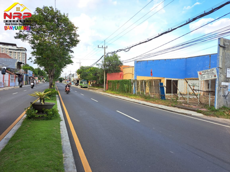 Dijual Tanah Bonus Bangunan Strategis di Tepi Jl. Yos Sudarso - Banyuwangi  Dijual Tanah Bonus Bangunan Strategis di Tepi Jl. Yos Sudarso - Banyuwangi  Dijual Tanah Bonus Bangunan Strategis di Tepi Jl. Yos Sudarso - Banyuwangi&nbsp;
Ada Basement bawah tanah yang&nbsp; luas. Sangat Cocok untuk Hotel, Hostel, NRP BANYUWANGI
