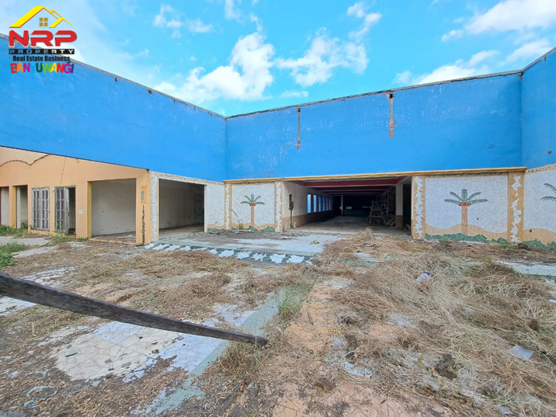 Dijual Tanah Bonus Bangunan Strategis di Tepi Jl. Yos Sudarso - Banyuwangi  Dijual Tanah Bonus Bangunan Strategis di Tepi Jl. Yos Sudarso - Banyuwangi  Dijual Tanah Bonus Bangunan Strategis di Tepi Jl. Yos Sudarso - Banyuwangi&nbsp;
Ada Basement bawah tanah yang&nbsp; luas. Sangat Cocok untuk Hotel, Hostel, NRP BANYUWANGI