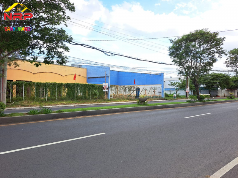 Dijual Tanah Bonus Bangunan Strategis di Tepi Jl. Yos Sudarso - Banyuwangi  Dijual Tanah Bonus Bangunan Strategis di Tepi Jl. Yos Sudarso - Banyuwangi  Dijual Tanah Bonus Bangunan Strategis di Tepi Jl. Yos Sudarso - Banyuwangi&nbsp;
Ada Basement bawah tanah yang&nbsp; luas. Sangat Cocok untuk Hotel, Hostel, NRP BANYUWANGI