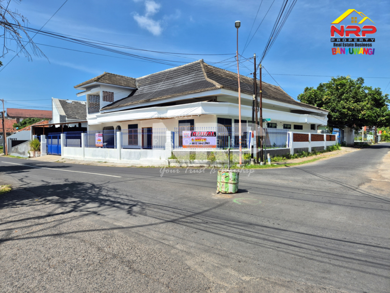 Dijual Tanah dan Bangunan Klasik Prospek di Barat Kantor Bupati  Banyuwangi Jual rumah klasik strategis di Pusat Kota Banyuwangi  Dijual Tanah dan Bangunan Klasik Prospek di Barat Kantor Bupati&nbsp; Banyuwangi
Terletak di Jl. Utama Borobudur Tamanbaru
Sangat Cocok untuk Rumah Kos NRP BANYUWANGI