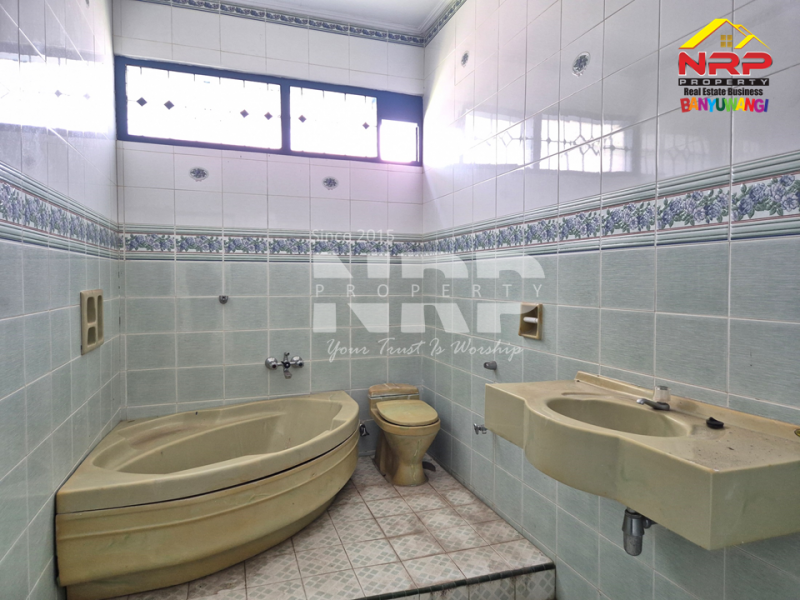 Dijual Tanah dan Bangunan Klasik Prospek di Barat Kantor Bupati  Banyuwangi Jual rumah klasik strategis di Pusat Kota Banyuwangi  Dijual Tanah dan Bangunan Klasik Prospek di Barat Kantor Bupati&nbsp; Banyuwangi
Terletak di Jl. Utama Borobudur Tamanbaru
Sangat Cocok untuk Rumah Kos NRP BANYUWANGI