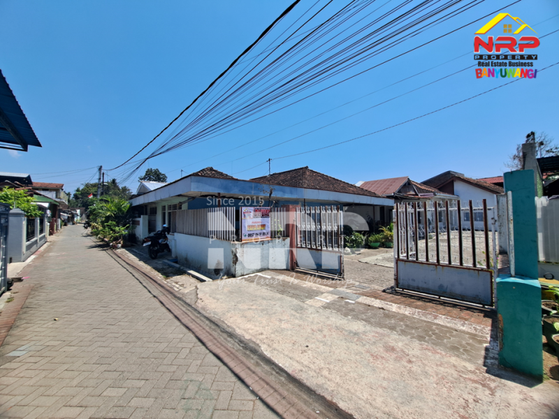 Dijual Tanah dengan Bangunan Tua Dekat Jl. S Parman Sumberejo - Banyuwangi  Dijual Tanah dengan Bangunan Tua Dekat Jl. S Parman Sumberejo - Banyuwangi  Dijual Tanah dengan Bangunan Tua Dekat Jl. S Parman Sumberejo - Banyuwangi&nbsp;
Akses jalan paving, hanya 25 mete dari Jalan Raya. Dekat dengan kompleks NRP BANYUWANGI