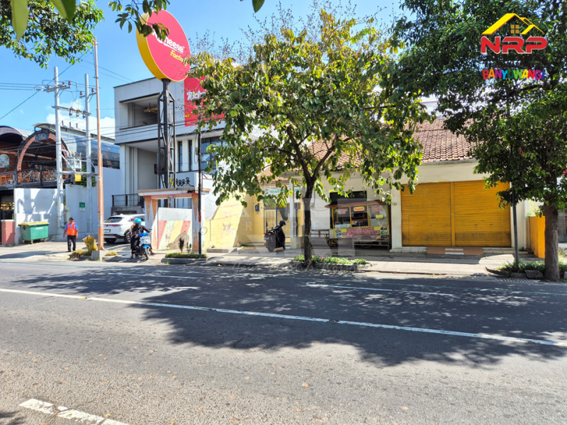 Dijual Tanah dengan Premium Location Tepi Jl. A Yani Banyuwangi  Dijual Tanah di Jl. Ahmad Yani Banyuwangi  Dijual Tanah dengan Premium Location Tepi Jl. A Yani Banyuwangi&nbsp;
Berada di sebelah Richeese Factory Banyuwangi. Lokasi sangat strategis berada di pusat NRP BANYUWANGI