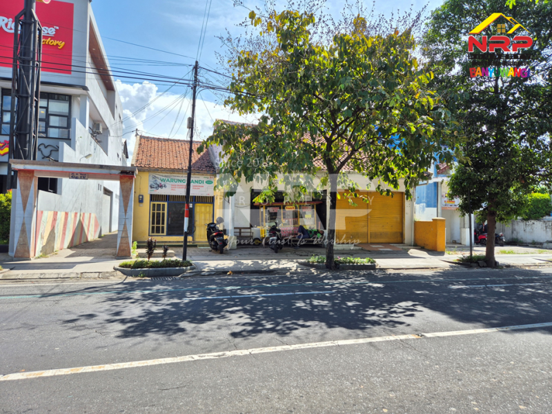 Dijual Tanah dengan Premium Location Tepi Jl. A Yani Banyuwangi  Dijual Tanah di Jl. Ahmad Yani Banyuwangi  Dijual Tanah dengan Premium Location Tepi Jl. A Yani Banyuwangi&nbsp;
Berada di sebelah Richeese Factory Banyuwangi. Lokasi sangat strategis berada di pusat NRP BANYUWANGI