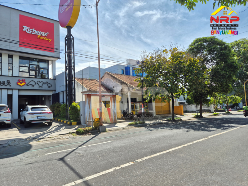 Dijual Tanah dengan Premium Location Tepi Jl. A Yani Banyuwangi  Dijual Tanah di Jl. Ahmad Yani Banyuwangi  Dijual Tanah dengan Premium Location Tepi Jl. A Yani Banyuwangi&nbsp;
Berada di sebelah Richeese Factory Banyuwangi. Lokasi sangat strategis berada di pusat NRP BANYUWANGI