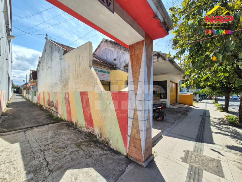 Dijual Tanah dengan Premium Location Tepi Jl. A Yani Banyuwangi  Dijual Tanah di Jl. Ahmad Yani Banyuwangi  Dijual Tanah dengan Premium Location Tepi Jl. A Yani Banyuwangi&nbsp;
Berada di sebelah Richeese Factory Banyuwangi. Lokasi sangat strategis berada di pusat NRP BANYUWANGI