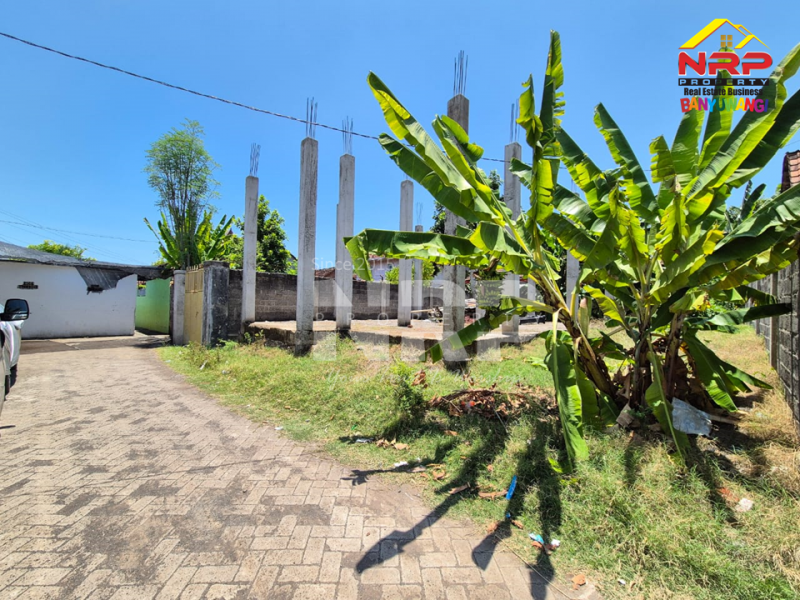 Dijual Tanah Prospek di Kertosari Banyuwangi  Dijual Tanah Prospek di Kertosari Banyuwangi  Dijual Tanah Prospek di Kertosari Banyuwangi&nbsp;
Akses Jalan Paving Roda 4, Terletak di kawasan bisnis aktif, ramai dan padat penduduk.&nbsp;
Lokasi sangat NRP BANYUWANGI