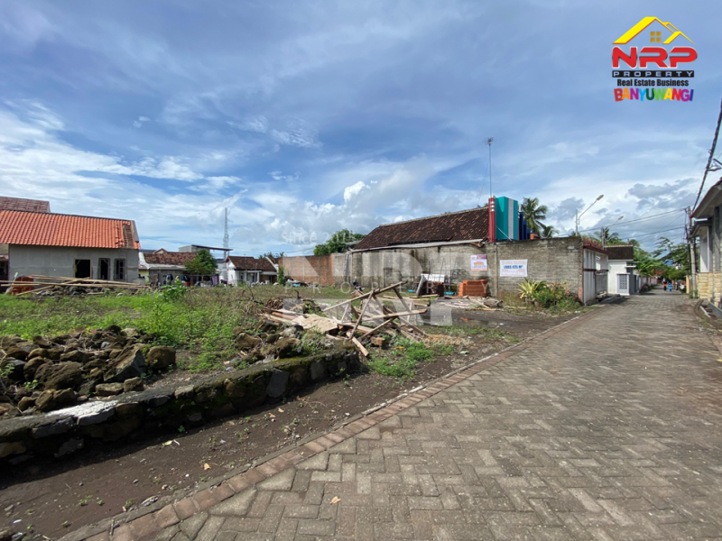 Dijual Tanah Siap Bangun 100 meter dari Jl. Utama Yos Sudarso Dijual Tanah Siap Bangun 100 meter dari Jl. Utama Yos Sudarso Dijual Tanah Siap Bangun 100 meter dari Jl. Utama Yos Sudarso
Terletak di Lingkungan Hotel dan Kawasan Bisnis Komersial

Luas Tanah : 475 NRP BANYUWANGI