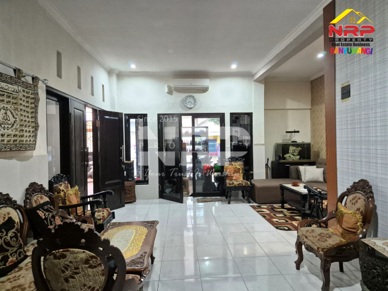 Dijual Toko dan Rumah  Lantai 2 hanya 10 meter dari Jl. Srono - Benculuk.  Dijual Toko dan Rumah  Lantai 2 hanya 10 meter dari Jl. Srono - Benculuk.  Dijual Toko dan Rumah&nbsp; Lantai 2 hanya 10 meter dari Jl. Srono - Benculuk.&nbsp;
Berada di Pusat Bisnis dan Kuliner Srono

Luas Tanah 270 M2
Luas NRP BANYUWANGI