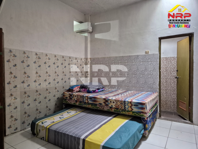 Dijual Toko dan Rumah  Lantai 2 hanya 10 meter dari Jl. Srono - Benculuk.  Dijual Toko dan Rumah  Lantai 2 hanya 10 meter dari Jl. Srono - Benculuk.  Dijual Toko dan Rumah&nbsp; Lantai 2 hanya 10 meter dari Jl. Srono - Benculuk.&nbsp;
Berada di Pusat Bisnis dan Kuliner Srono

Luas Tanah 270 M2
Luas NRP BANYUWANGI