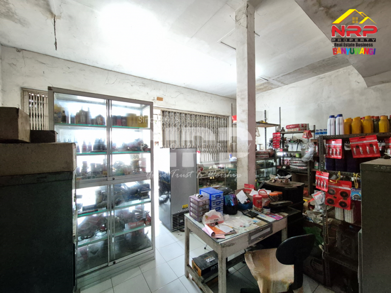 Dijual Toko dan Rumah  Lantai 2 hanya 10 meter dari Jl. Srono - Benculuk.  Dijual Toko dan Rumah  Lantai 2 hanya 10 meter dari Jl. Srono - Benculuk.  Dijual Toko dan Rumah&nbsp; Lantai 2 hanya 10 meter dari Jl. Srono - Benculuk.&nbsp;
Berada di Pusat Bisnis dan Kuliner Srono

Luas Tanah 270 M2
Luas NRP BANYUWANGI