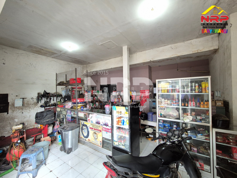 Dijual Toko dan Rumah  Lantai 2 hanya 10 meter dari Jl. Srono - Benculuk.  Dijual Toko dan Rumah  Lantai 2 hanya 10 meter dari Jl. Srono - Benculuk.  Dijual Toko dan Rumah&nbsp; Lantai 2 hanya 10 meter dari Jl. Srono - Benculuk.&nbsp;
Berada di Pusat Bisnis dan Kuliner Srono

Luas Tanah 270 M2
Luas NRP BANYUWANGI