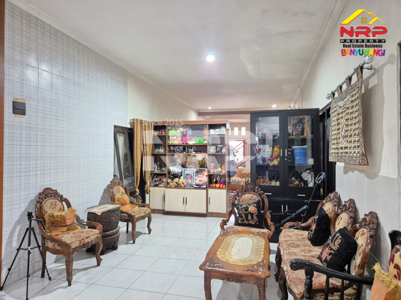 Dijual Toko dan Rumah  Lantai 2 hanya 10 meter dari Jl. Srono - Benculuk.  Dijual Toko dan Rumah  Lantai 2 hanya 10 meter dari Jl. Srono - Benculuk.  Dijual Toko dan Rumah&nbsp; Lantai 2 hanya 10 meter dari Jl. Srono - Benculuk.&nbsp;
Berada di Pusat Bisnis dan Kuliner Srono

Luas Tanah 270 M2
Luas NRP BANYUWANGI