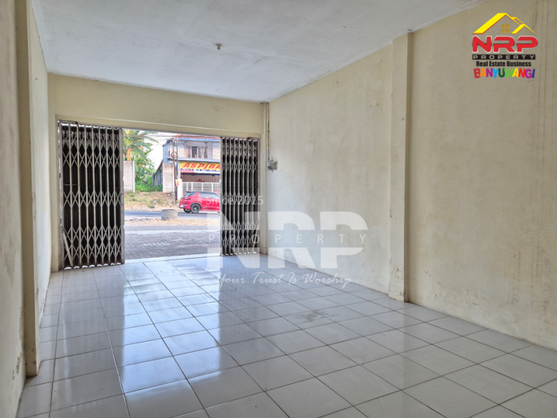 Dijual Toko Murah di Kembiritan - Genteng Banyuwangi  Dijual Toko Murah di Kembiritan - Genteng Banyuwangi  Dijual/Disewakan Toko Murah di Kembiritan - Genteng Banyuwangi&nbsp;
Lokasi Stategis dan berada dikawasan perumahan tepi jln kembiritan.&nbsp;
Cocok untuk NRP BANYUWANGI