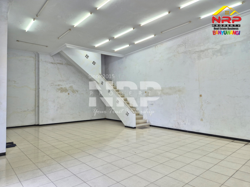 Dijual/Disewakan Ruko 2 Lantai Strategis di Simpang 5 Banyuwangi Kota  Dijual Ruko 2 Lantai Strategis di Simpang 5 Banyuwangi Dijual Ruko 2 Lantai Strategis di Simpang 5 Banyuwangi
Berdiri di pusat keramaian kota, tempat di mana setiap langkah membawa peluang.
Cocok untuk bisnis, NRP BANYUWANGI