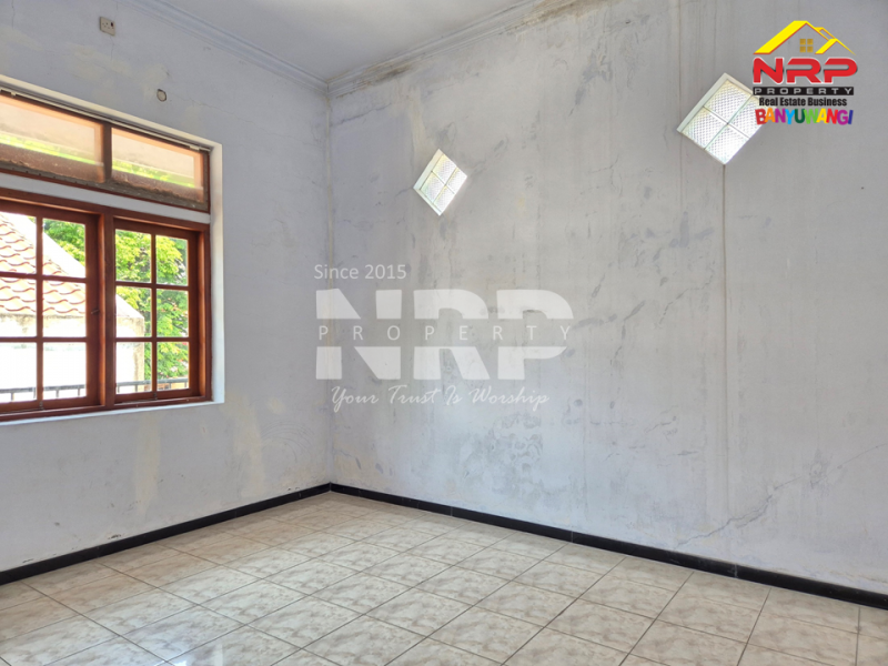 Dijual/Disewakan Ruko 2 Lantai Strategis di Simpang 5 Banyuwangi Kota  Dijual Ruko 2 Lantai Strategis di Simpang 5 Banyuwangi Dijual Ruko 2 Lantai Strategis di Simpang 5 Banyuwangi
Berdiri di pusat keramaian kota, tempat di mana setiap langkah membawa peluang.
Cocok untuk bisnis, NRP BANYUWANGI