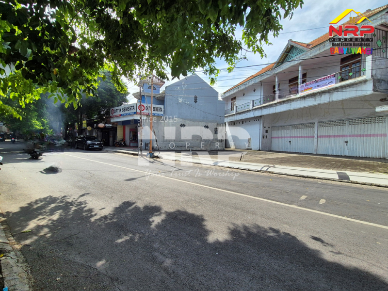 Dijual/Disewakan Ruko 2 Lantai Strategis di Simpang 5 Banyuwangi Kota  Dijual Ruko 2 Lantai Strategis di Simpang 5 Banyuwangi Dijual Ruko 2 Lantai Strategis di Simpang 5 Banyuwangi
Berdiri di pusat keramaian kota, tempat di mana setiap langkah membawa peluang.
Cocok untuk bisnis, NRP BANYUWANGI