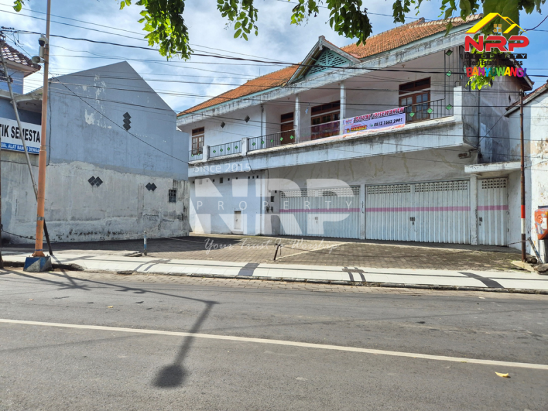 Dijual/Disewakan Ruko 2 Lantai Strategis di Simpang 5 Banyuwangi Kota  Dijual Ruko 2 Lantai Strategis di Simpang 5 Banyuwangi Dijual Ruko 2 Lantai Strategis di Simpang 5 Banyuwangi
Berdiri di pusat keramaian kota, tempat di mana setiap langkah membawa peluang.
Cocok untuk bisnis, NRP BANYUWANGI