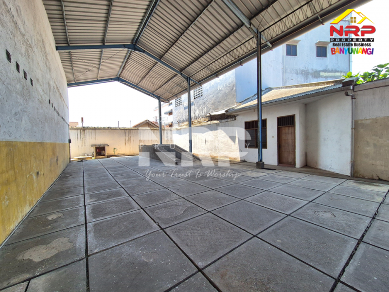 Dijual/Disewakan Ruko 2 Lantai Strategis di Simpang 5 Banyuwangi Kota  Dijual Ruko 2 Lantai Strategis di Simpang 5 Banyuwangi Dijual Ruko 2 Lantai Strategis di Simpang 5 Banyuwangi
Berdiri di pusat keramaian kota, tempat di mana setiap langkah membawa peluang.
Cocok untuk bisnis, NRP BANYUWANGI