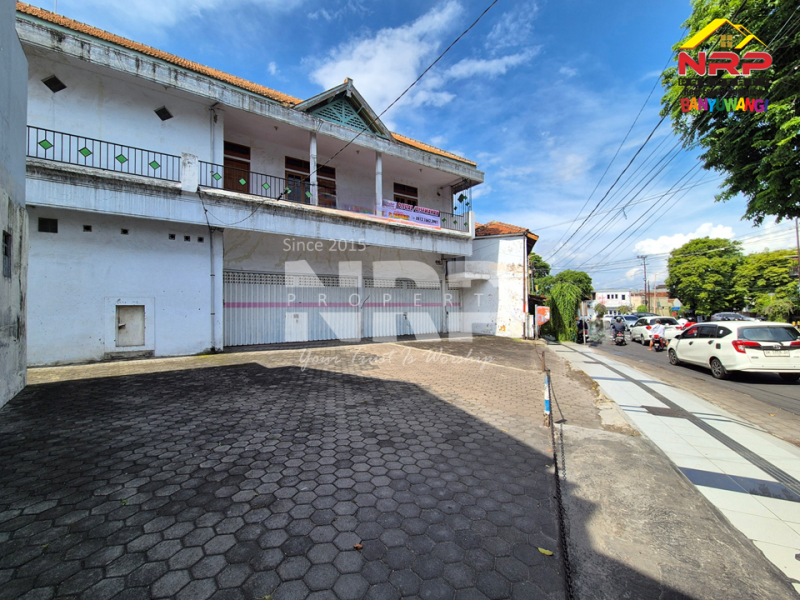 Dijual/Disewakan Ruko 2 Lantai Strategis di Simpang 5 Banyuwangi Kota  Dijual Ruko 2 Lantai Strategis di Simpang 5 Banyuwangi Dijual Ruko 2 Lantai Strategis di Simpang 5 Banyuwangi
Berdiri di pusat keramaian kota, tempat di mana setiap langkah membawa peluang.
Cocok untuk bisnis, NRP BANYUWANGI